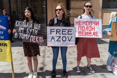 Kharkiv, Ukrayna, 22 Haziran 2025. Ruslar tarafından esir tutulan Azov askerlerinin serbest bırakılmasını protesto ediyorlar. Gösteri Harkiv 'de gerçekleşti.