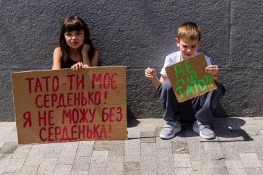 Kharkiv, Ukrayna, 22 Haziran 2025. Ruslar tarafından esir tutulan Azov askerlerinin serbest bırakılmasını protesto ediyorlar. Gösteri Harkiv 'de gerçekleşti.