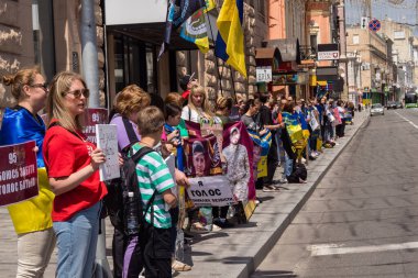 Kharkiv, Ukrayna, 22 Haziran 2025. Ruslar tarafından esir tutulan Azov askerlerinin serbest bırakılmasını protesto ediyorlar. Gösteri Harkiv 'de gerçekleşti.