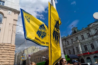 Kharkiv, Ukrayna, 22 Haziran 2025. Ruslar tarafından esir tutulan Azov askerlerinin serbest bırakılmasını protesto ediyorlar. Gösteri Harkiv 'de gerçekleşti.