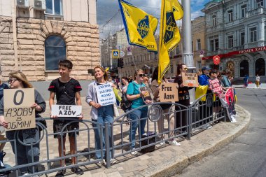 Kharkiv, Ukrayna, 22 Haziran 2025. Ruslar tarafından esir tutulan Azov askerlerinin serbest bırakılmasını protesto ediyorlar. Gösteri Harkiv 'de gerçekleşti.