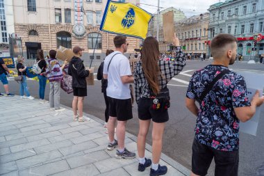Kharkiv, Ukrayna, 22 Haziran 2025. Ruslar tarafından esir tutulan Azov askerlerinin serbest bırakılmasını protesto ediyorlar. Gösteri Harkiv 'de gerçekleşti.