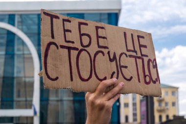 Kharkiv, Ukrayna, 22 Haziran 2025. Ruslar tarafından esir tutulan Azov askerlerinin serbest bırakılmasını protesto ediyorlar. Gösteri Harkiv 'de gerçekleşti.