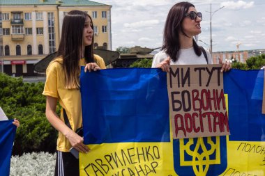 Kharkiv, Ukrayna, 22 Haziran 2025. Ruslar tarafından esir tutulan Azov askerlerinin serbest bırakılmasını protesto ediyorlar. Gösteri Harkiv 'de gerçekleşti.