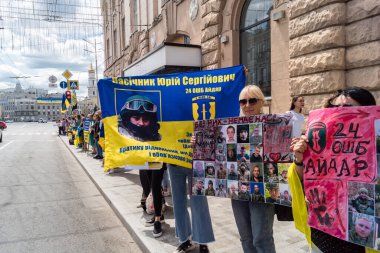 Kharkiv, Ukrayna, 22 Haziran 2025. Ruslar tarafından esir tutulan Azov askerlerinin serbest bırakılmasını protesto ediyorlar. Gösteri Harkiv 'de gerçekleşti.