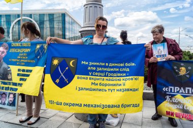 Kharkiv, Ukrayna, 22 Haziran 2025. Ruslar tarafından esir tutulan Azov askerlerinin serbest bırakılmasını protesto ediyorlar. Gösteri Harkiv 'de gerçekleşti.