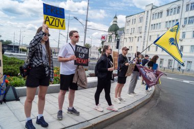 Kharkiv, Ukrayna, 22 Haziran 2025. Ruslar tarafından esir tutulan Azov askerlerinin serbest bırakılmasını protesto ediyorlar. Gösteri Harkiv 'de gerçekleşti.