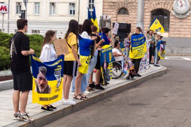 Kharkiv, Ukrayna, 22 Haziran 2025. Ruslar tarafından esir tutulan Azov askerlerinin serbest bırakılmasını protesto ediyorlar. Gösteri Harkiv 'de gerçekleşti.