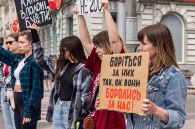 Kharkiv, Ukrayna, 22 Haziran 2025. Ruslar tarafından esir tutulan Azov askerlerinin serbest bırakılmasını protesto ediyorlar. Gösteri Harkiv 'de gerçekleşti.