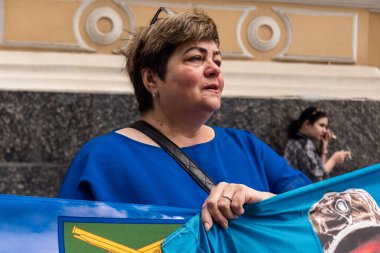 Kharkiv, Ukrayna, 22 Haziran 2025. Ruslar tarafından esir tutulan Azov askerlerinin serbest bırakılmasını protesto ediyorlar. Gösteri Harkiv 'de gerçekleşti.