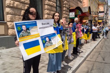 Kharkiv, Ukrayna, 22 Haziran 2025. Ruslar tarafından esir tutulan Azov askerlerinin serbest bırakılmasını protesto ediyorlar. Gösteri Harkiv 'de gerçekleşti.