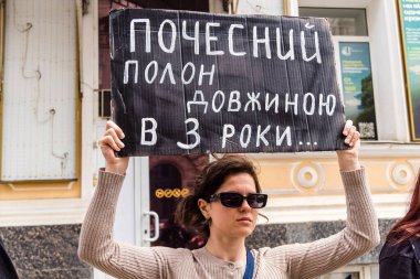 Kharkiv, Ukrayna, 22 Haziran 2025. Ruslar tarafından esir tutulan Azov askerlerinin serbest bırakılmasını protesto ediyorlar. Gösteri Harkiv 'de gerçekleşti.