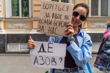 Kharkiv, Ukrayna, 22 Haziran 2025. Ruslar tarafından esir tutulan Azov askerlerinin serbest bırakılmasını protesto ediyorlar. Gösteri Harkiv 'de gerçekleşti.