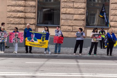 Kharkiv, Ukrayna, 22 Haziran 2025. Ruslar tarafından esir tutulan Azov askerlerinin serbest bırakılmasını protesto ediyorlar. Gösteri Harkiv 'de gerçekleşti.