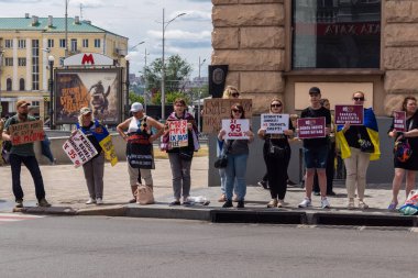 Kharkiv, Ukrayna, 22 Haziran 2025. Ruslar tarafından esir tutulan Azov askerlerinin serbest bırakılmasını protesto ediyorlar. Gösteri Harkiv 'de gerçekleşti.