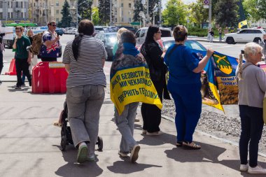 Kharkiv, Ukrayna, 22 Haziran 2025. Ruslar tarafından esir tutulan Azov askerlerinin serbest bırakılmasını protesto ediyorlar. Gösteri Harkiv 'de gerçekleşti.