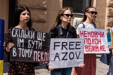 Kharkiv, Ukrayna, 22 Haziran 2025. Ruslar tarafından esir tutulan Azov askerlerinin serbest bırakılmasını protesto ediyorlar. Gösteri Harkiv 'de gerçekleşti.