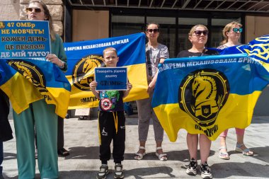 Kharkiv, Ukrayna, 22 Haziran 2025. Ruslar tarafından esir tutulan Azov askerlerinin serbest bırakılmasını protesto ediyorlar. Gösteri Harkiv 'de gerçekleşti.