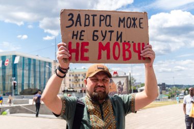 Kharkiv, Ukrayna, 22 Haziran 2025. Ruslar tarafından esir tutulan Azov askerlerinin serbest bırakılmasını protesto ediyorlar. Gösteri Harkiv 'de gerçekleşti.