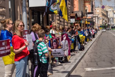 Kharkiv, Ukrayna, 22 Haziran 2025. Ruslar tarafından esir tutulan Azov askerlerinin serbest bırakılmasını protesto ediyorlar. Gösteri Harkiv 'de gerçekleşti.