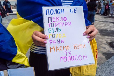Kharkiv, Ukrayna, 22 Haziran 2025. Ruslar tarafından esir tutulan Azov askerlerinin serbest bırakılmasını protesto ediyorlar. Gösteri Harkiv 'de gerçekleşti.