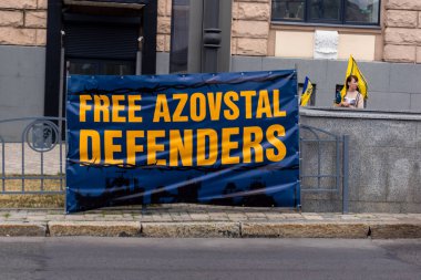Kharkiv, Ukrayna, 22 Haziran 2025. Ruslar tarafından esir tutulan Azov askerlerinin serbest bırakılmasını protesto ediyorlar. Gösteri Harkiv 'de gerçekleşti.