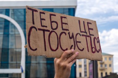 Kharkiv, Ukrayna, 22 Haziran 2025. Ruslar tarafından esir tutulan Azov askerlerinin serbest bırakılmasını protesto ediyorlar. Gösteri Harkiv 'de gerçekleşti.