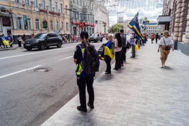 Kharkiv, Ukrayna, 22 Haziran 2025. Ruslar tarafından esir tutulan Azov askerlerinin serbest bırakılmasını protesto ediyorlar. Gösteri Harkiv 'de gerçekleşti.