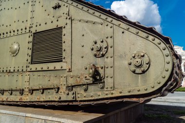 Kharkiv, Ukrayna, 21 Haziran 2025 Eski tanklar ve topçu parçalarından oluşan 2. Dünya Savaşı anıtı. Ukrayna 'nın eski Kharkiv kentinin tarihi merkezinde Anayasa Meydanı' nda yer almaktadır..