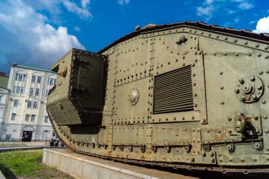 Kharkiv, Ukrayna, 21 Haziran 2025 Eski tanklar ve topçu parçalarından oluşan 2. Dünya Savaşı anıtı. Ukrayna 'nın eski Kharkiv kentinin tarihi merkezinde Anayasa Meydanı' nda yer almaktadır..