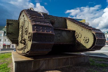 Kharkiv, Ukrayna, 21 Haziran 2025 Eski tanklar ve topçu parçalarından oluşan 2. Dünya Savaşı anıtı. Ukrayna 'nın eski Kharkiv kentinin tarihi merkezinde Anayasa Meydanı' nda yer almaktadır..