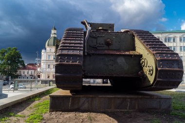 Kharkiv, Ukrayna, 21 Haziran 2025 Eski tanklar ve topçu parçalarından oluşan 2. Dünya Savaşı anıtı. Ukrayna 'nın eski Kharkiv kentinin tarihi merkezinde Anayasa Meydanı' nda yer almaktadır..