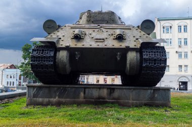 Kharkiv, Ukrayna, 21 Haziran 2025 Eski tanklar ve topçu parçalarından oluşan 2. Dünya Savaşı anıtı. Ukrayna 'nın eski Kharkiv kentinin tarihi merkezinde Anayasa Meydanı' nda yer almaktadır..