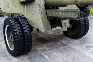 Kharkiv, Ukrayna, 21 Haziran 2025 Eski tanklar ve topçu parçalarından oluşan 2. Dünya Savaşı anıtı. Ukrayna 'nın eski Kharkiv kentinin tarihi merkezinde Anayasa Meydanı' nda yer almaktadır..