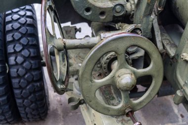 Kharkiv, Ukrayna, 21 Haziran 2025 Eski tanklar ve topçu parçalarından oluşan 2. Dünya Savaşı anıtı. Ukrayna 'nın eski Kharkiv kentinin tarihi merkezinde Anayasa Meydanı' nda yer almaktadır..