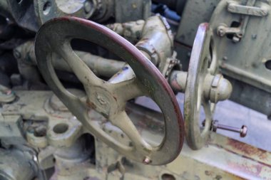 Kharkiv, Ukrayna, 21 Haziran 2025 Eski tanklar ve topçu parçalarından oluşan 2. Dünya Savaşı anıtı. Ukrayna 'nın eski Kharkiv kentinin tarihi merkezinde Anayasa Meydanı' nda yer almaktadır..