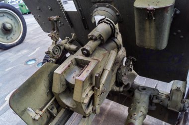 Kharkiv, Ukrayna, 21 Haziran 2025 Eski tanklar ve topçu parçalarından oluşan 2. Dünya Savaşı anıtı. Ukrayna 'nın eski Kharkiv kentinin tarihi merkezinde Anayasa Meydanı' nda yer almaktadır..