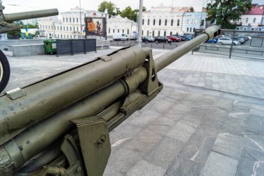 Kharkiv, Ukrayna, 21 Haziran 2025 Eski tanklar ve topçu parçalarından oluşan 2. Dünya Savaşı anıtı. Ukrayna 'nın eski Kharkiv kentinin tarihi merkezinde Anayasa Meydanı' nda yer almaktadır..