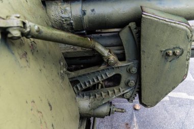 Kharkiv, Ukrayna, 21 Haziran 2025 Eski tanklar ve topçu parçalarından oluşan 2. Dünya Savaşı anıtı. Ukrayna 'nın eski Kharkiv kentinin tarihi merkezinde Anayasa Meydanı' nda yer almaktadır..