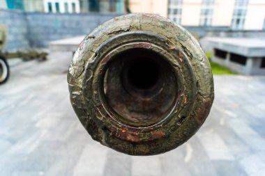 Kharkiv, Ukrayna, 21 Haziran 2025 Eski tanklar ve topçu parçalarından oluşan 2. Dünya Savaşı anıtı. Ukrayna 'nın eski Kharkiv kentinin tarihi merkezinde Anayasa Meydanı' nda yer almaktadır..