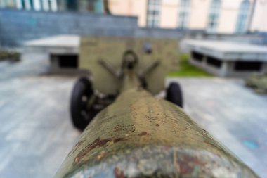 Kharkiv, Ukrayna, 21 Haziran 2025 Eski tanklar ve topçu parçalarından oluşan 2. Dünya Savaşı anıtı. Ukrayna 'nın eski Kharkiv kentinin tarihi merkezinde Anayasa Meydanı' nda yer almaktadır..