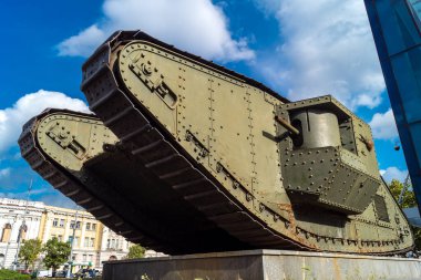 Kharkiv, Ukrayna, 21 Haziran 2025 Eski tanklar ve topçu parçalarından oluşan 2. Dünya Savaşı anıtı. Ukrayna 'nın eski Kharkiv kentinin tarihi merkezinde Anayasa Meydanı' nda yer almaktadır..