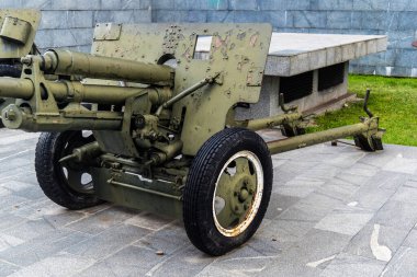 Kharkiv, Ukrayna, 21 Haziran 2025 Eski tanklar ve topçu parçalarından oluşan 2. Dünya Savaşı anıtı. Ukrayna 'nın eski Kharkiv kentinin tarihi merkezinde Anayasa Meydanı' nda yer almaktadır..