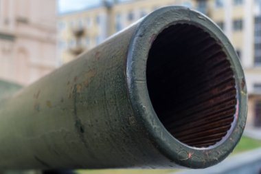 Kharkiv, Ukrayna, 21 Haziran 2025 Eski tanklar ve topçu parçalarından oluşan 2. Dünya Savaşı anıtı. Ukrayna 'nın eski Kharkiv kentinin tarihi merkezinde Anayasa Meydanı' nda yer almaktadır..