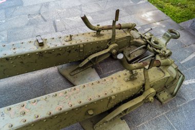 Kharkiv, Ukrayna, 21 Haziran 2025 Eski tanklar ve topçu parçalarından oluşan 2. Dünya Savaşı anıtı. Ukrayna 'nın eski Kharkiv kentinin tarihi merkezinde Anayasa Meydanı' nda yer almaktadır..