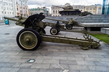 Kharkiv, Ukrayna, 21 Haziran 2025 Eski tanklar ve topçu parçalarından oluşan 2. Dünya Savaşı anıtı. Ukrayna 'nın eski Kharkiv kentinin tarihi merkezinde Anayasa Meydanı' nda yer almaktadır..