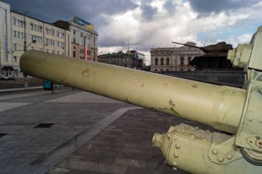 Kharkiv, Ukrayna, 21 Haziran 2025 Eski tanklar ve topçu parçalarından oluşan 2. Dünya Savaşı anıtı. Ukrayna 'nın eski Kharkiv kentinin tarihi merkezinde Anayasa Meydanı' nda yer almaktadır..