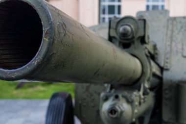 Kharkiv, Ukrayna, 21 Haziran 2025 Eski tanklar ve topçu parçalarından oluşan 2. Dünya Savaşı anıtı. Ukrayna 'nın eski Kharkiv kentinin tarihi merkezinde Anayasa Meydanı' nda yer almaktadır..