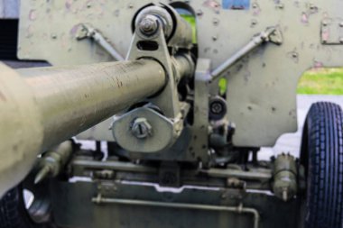 Kharkiv, Ukrayna, 21 Haziran 2025 Eski tanklar ve topçu parçalarından oluşan 2. Dünya Savaşı anıtı. Ukrayna 'nın eski Kharkiv kentinin tarihi merkezinde Anayasa Meydanı' nda yer almaktadır..