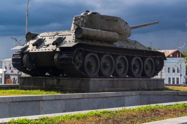 Kharkiv, Ukrayna, 21 Haziran 2025 Eski tanklar ve topçu parçalarından oluşan 2. Dünya Savaşı anıtı. Ukrayna 'nın eski Kharkiv kentinin tarihi merkezinde Anayasa Meydanı' nda yer almaktadır..